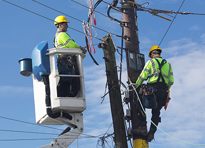 workers-repairing-power-lines